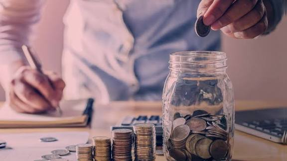 pièces de monnaie dans un bocal, épargner de l'argent